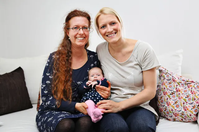 Hebamme Jutta Joisten mit Anja und ihrer Tochter Hannah auf dem Sofa